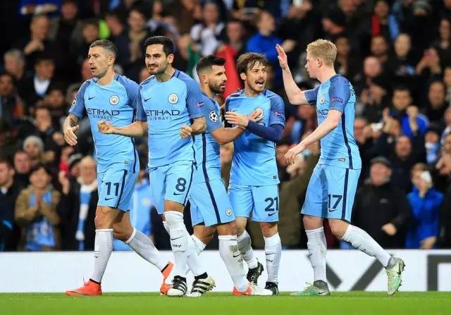 他与队友一 他与队友一